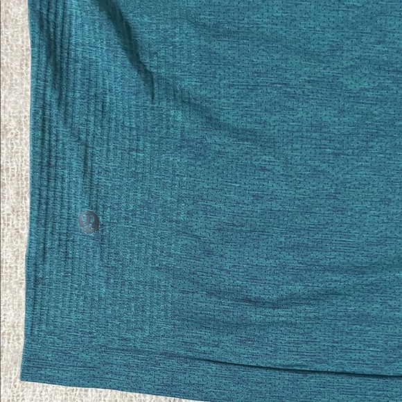 Men’s Lululemon Tshirt - Picture 4 of 6